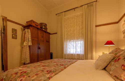 Bendigo Cottage | Kardinia - charming miners cottage in Arts Precinct