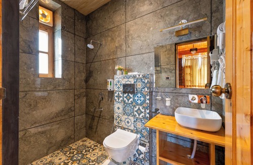 Theog Hotel | Kathkuni by Jomotel