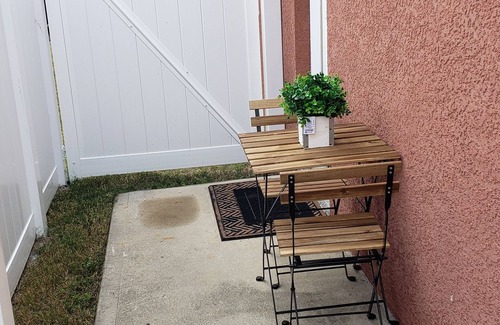 Tampa Apartment | Keep it simple at this peaceful and centrally-located place