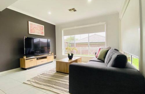 Kellyville House | Kellyville 5Br Near park and shopping mall