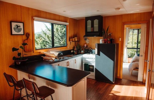 White Beach House | Kelp Cabin - intimate, calm and restful