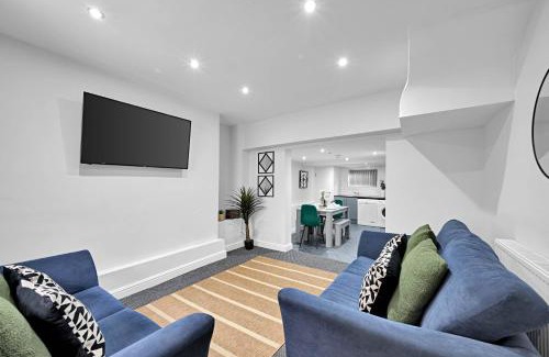 Prescot House | Kemble House - Air Host & Stay - 5 Bedroom, 5 Bathroom - Sleeping 10