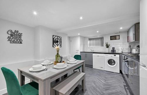 Prescot House | Kemble House - Air Host & Stay - 5 Bedroom, 5 Bathroom - Sleeping 10