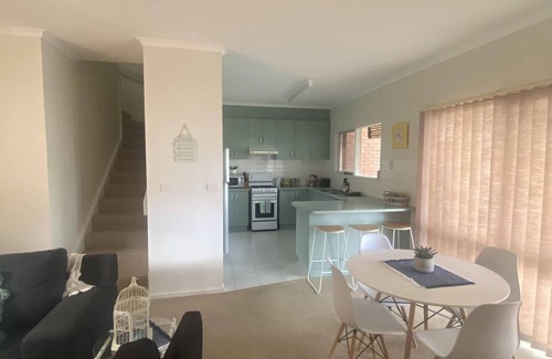Kensington House | Kensington 3BR Townhouse 10min walk Flemington Racetrack & 15min MelbShowground