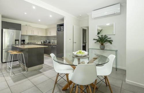 Kewarra Beach Apartment | Kewarra Beach Coastal Retreat 2BR Apt with Pool and BBQ