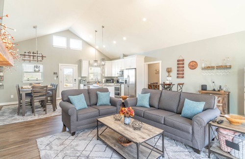 Sparta Cabin | Kick back-relax & enjoy nature while enjoying the great amenities of this home