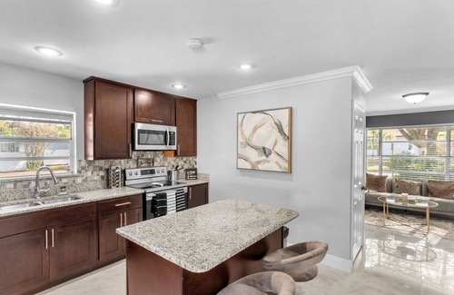 Colonialtown North House | King bd/Charming 2 story cottage w/Private Yard