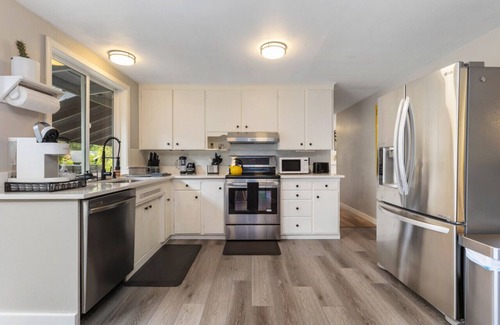 Edmonds Apartment | King Bed I Piano I Fenced Yard I Pets OK
