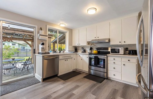 Edmonds Apartment | King Bed I Piano I Fenced Yard I Pets OK