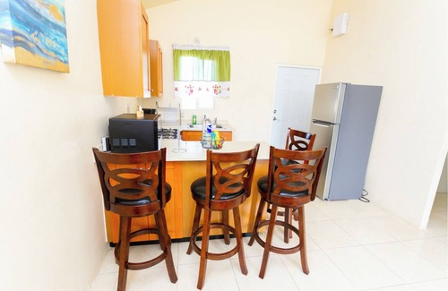 Portmore House | King Bed In Cozy Portmore Gated Community