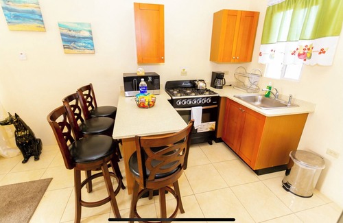 Portmore House | King Bed In Cozy Portmore Gated Community