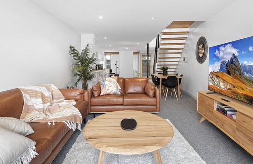Glebe Apartment | King Bed Living in Heart of the CBD, With Parking