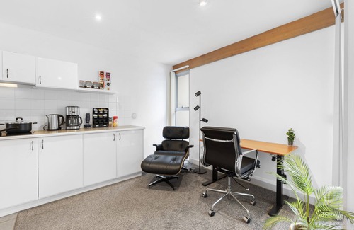 Glebe Apartment | King Bed Living in Heart of the CBD, With Parking