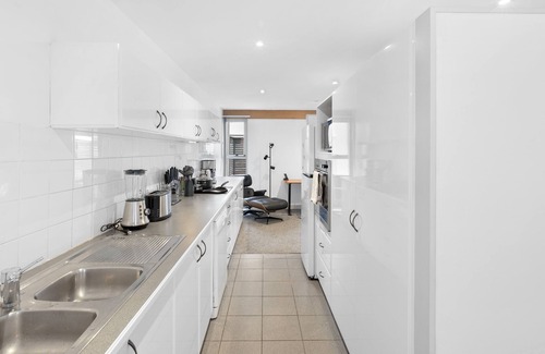Glebe Apartment | King Bed Living in Heart of the CBD, With Parking