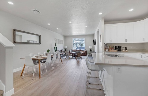 Washington House | King Bed, Luxury Pool, Pickleball Court, RV Parking, Coffee Bar, Patio