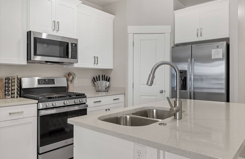 Washington House | King Bed, Luxury Pool, Pickleball Court, RV Parking, Coffee Bar, Patio