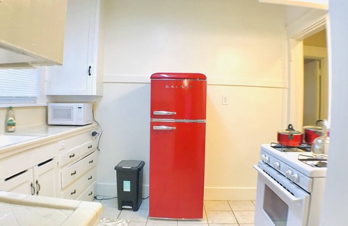 Oleander - Sunset Apartment | King Bed/Sleeps 4/Furnished Private APT/In-Unit Washer Dryer/Smart HDTV