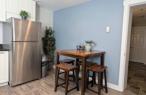 Coquitlam House | King bed, spacious suite with Netflix and Prime
