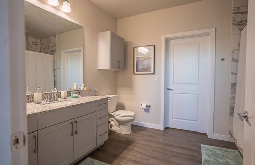 Spring Branch East Apartment | King Bed Suite Free Netflix/Parking