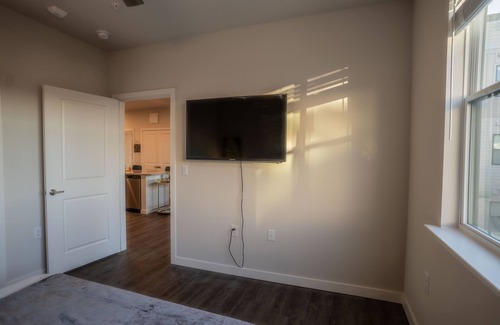 Spring Branch East Apartment | King Bed Suite Free Netflix/Parking