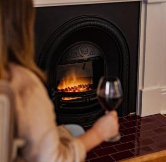 Hobart Central Business District House | King beds with fireplace and spa bath with Parking and Central location