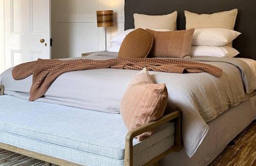 Hobart Central Business District House | King beds with fireplace and spa bath with Parking and Central location