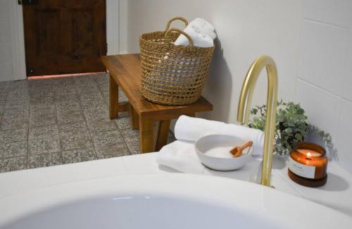 Hobart Central Business District House | King beds with fireplace and spa bath with Parking and Central location