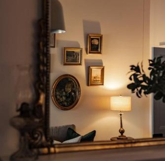 Hobart Central Business District House | King beds with fireplace and spa bath with Parking and Central location