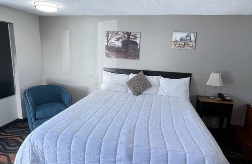 Gatlinburg Hotel | King Room with Jacuzzi