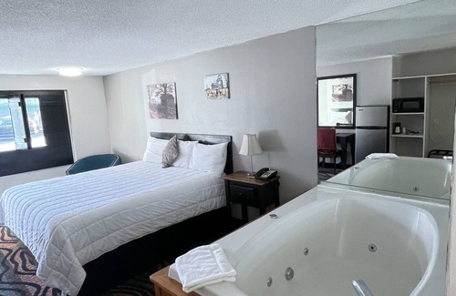 Gatlinburg Hotel | King Room with Jacuzzi