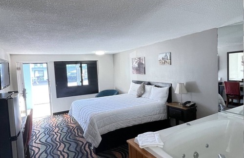Gatlinburg Hotel | King Room with Jacuzzi