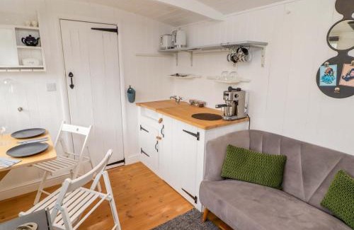 Nantgarw House | King's Cwtch Shepherd's Hut