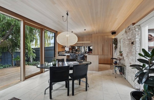 Hobart Central Business District Apartment | King St Cottage: Central and Stylish