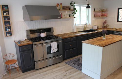 Rossmore House | King Waterfront Suite at Fancie's PEC