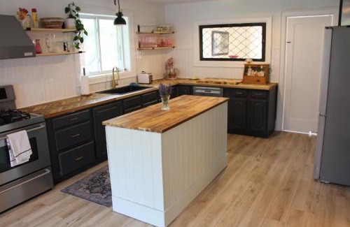 Rossmore House | King Waterfront Suite at Fancie's PEC