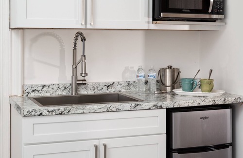 Historic Hill Apartment | King with Kitchenette and Fireplace, 2 blocks to Thames