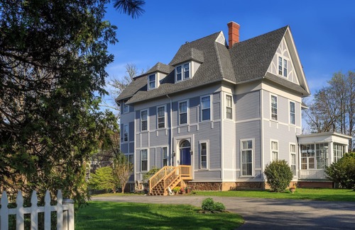 Historic Hill Apartment | King with Kitchenette and Fireplace, 2 blocks to Thames
