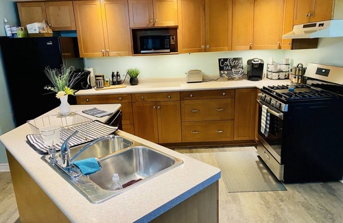 Goderich House | KingBed,Sleeps10+,SmrtTV,BBQ,Gym,FireTable,FullKitchen. All in walking distance.