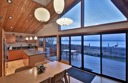 Maxwelton House | KINGFISHER BEACH HOUSE - West-facing waterfront - Perfect for World Cup 2026!