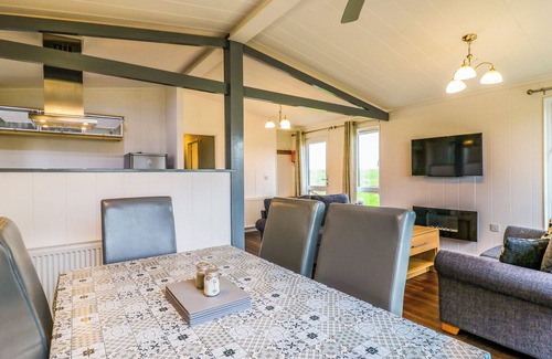 Little Stukeley Cottage | KINGFISHER, pet friendly, with a garden in Ramsey, Huntingdon