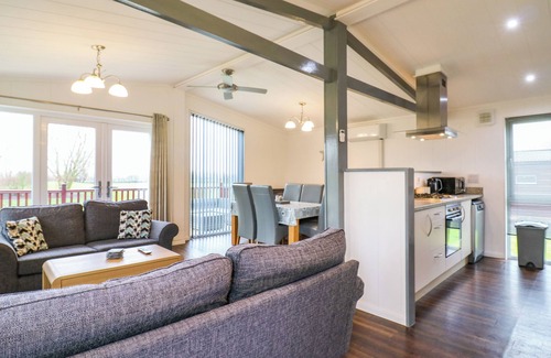 Little Stukeley Cottage | KINGFISHER, pet friendly, with a garden in Ramsey, Huntingdon