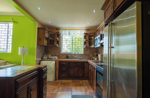 Eastwood Park Apartment | Kingston - 2 Beds - 2 bathrooms - Pool - Parking