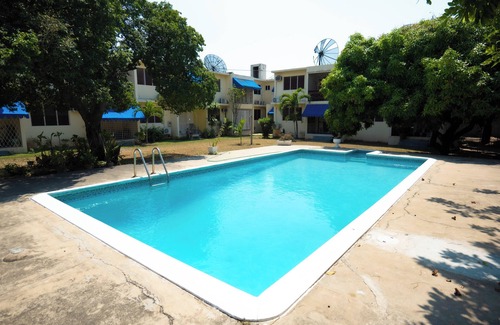 Eastwood Park Apartment | Kingston - 2 Beds - 2 bathrooms - Pool - Parking
