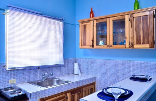 Molynes Gardens Apartment | Kingston Sunset Guest Apartment II