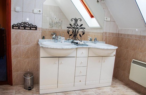 Debrecen House | Kisfecske Vendégház