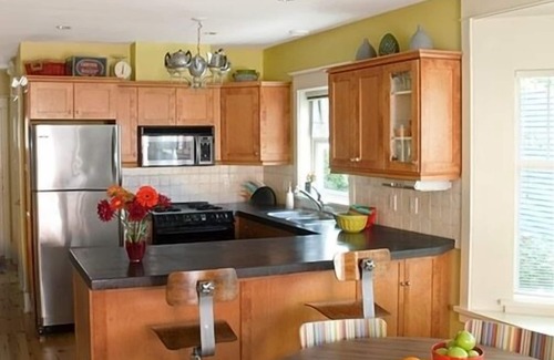 Kitsilano House | Kitsilano 2 BR+Den, 3 BA by UBC, Hospital, Beach: BOOK BY 9/30 & SAVE $150/MONTH