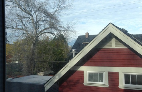 Kitsilano House | Kitsilano 2 BR+Den, 3 BA by UBC, Hospital, Beach: BOOK BY 9/30 & SAVE $150/MONTH