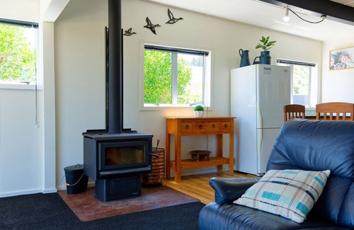 South Bay House | Kiwiana Beach House Ultimate Location Large Secure Section 4 Parking Boat & Dog