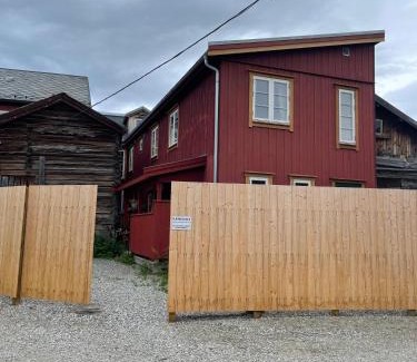 Galaa Apartment | Kjerkgata 6 - midt i Røros sentrum