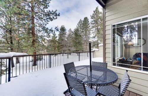 Klamath Falls House | Klamath Falls Townhome with Deck and Resort Amenities!